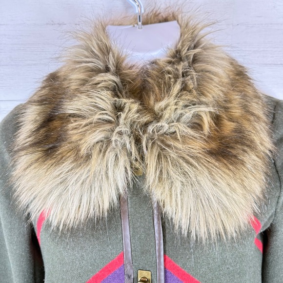 Cartonnier Medium women Wool Fur collar Cape Toggle Coat Olive chevron old money - Picture 8 of 14